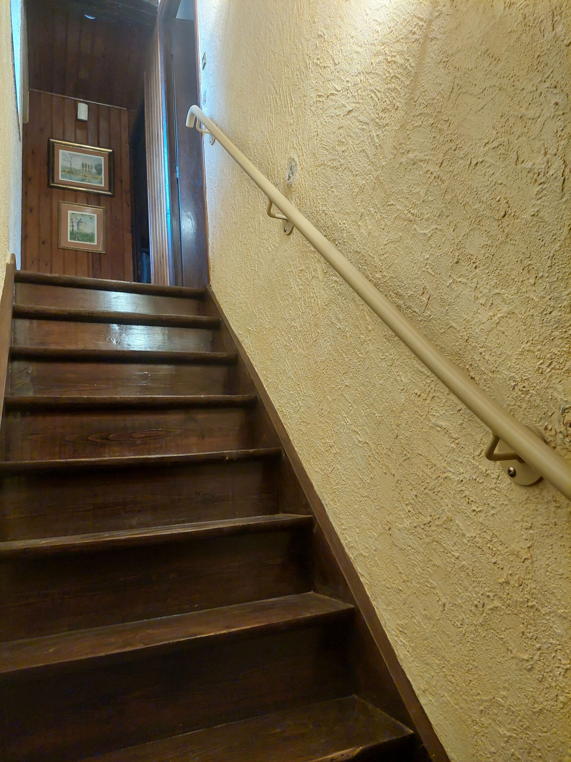 Rambarde d'escalier blanche