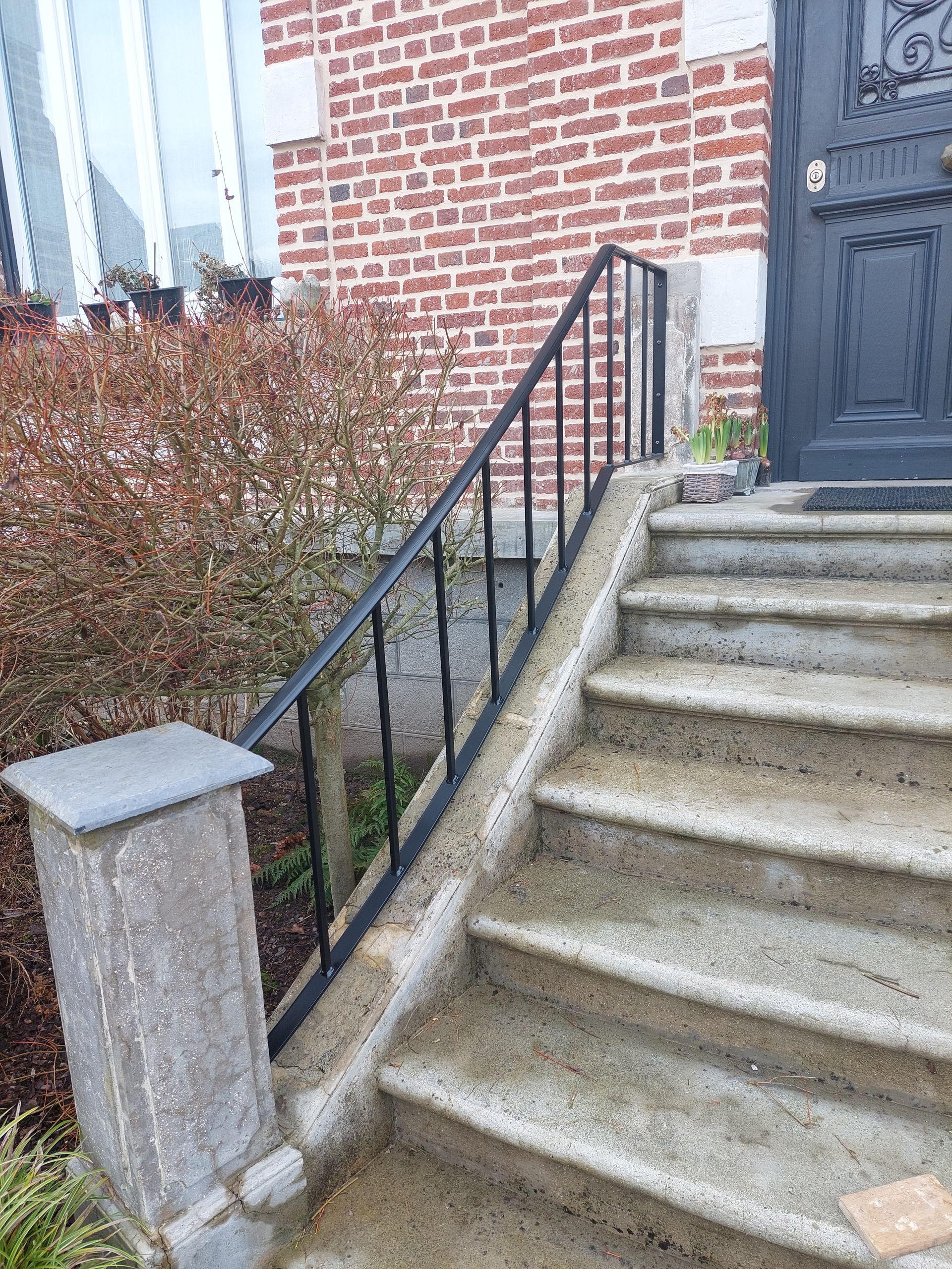 Escalier en pierre et rambarde en fer forgé