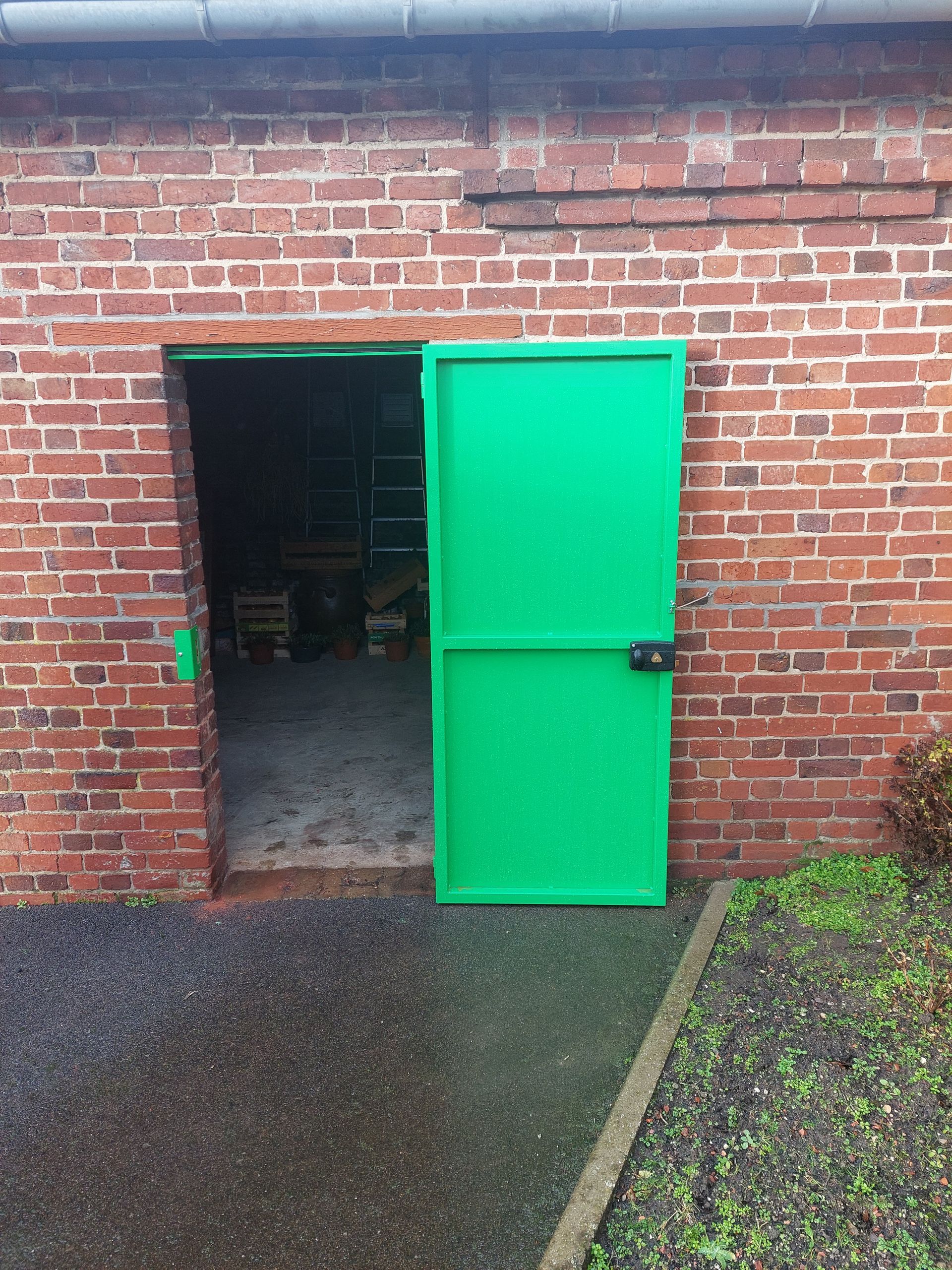 Porte en fer peinte en vert