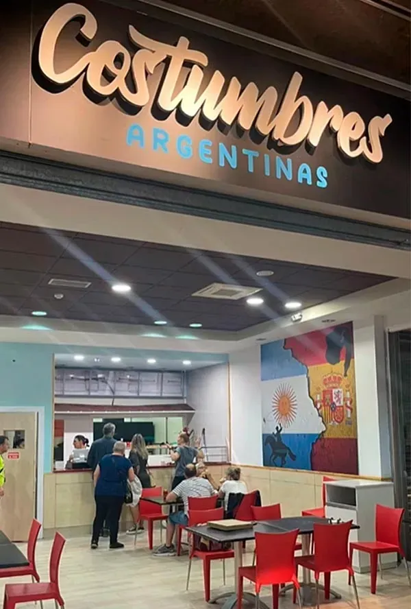 Un restaurante con un cartel que dice costumbres argentinas