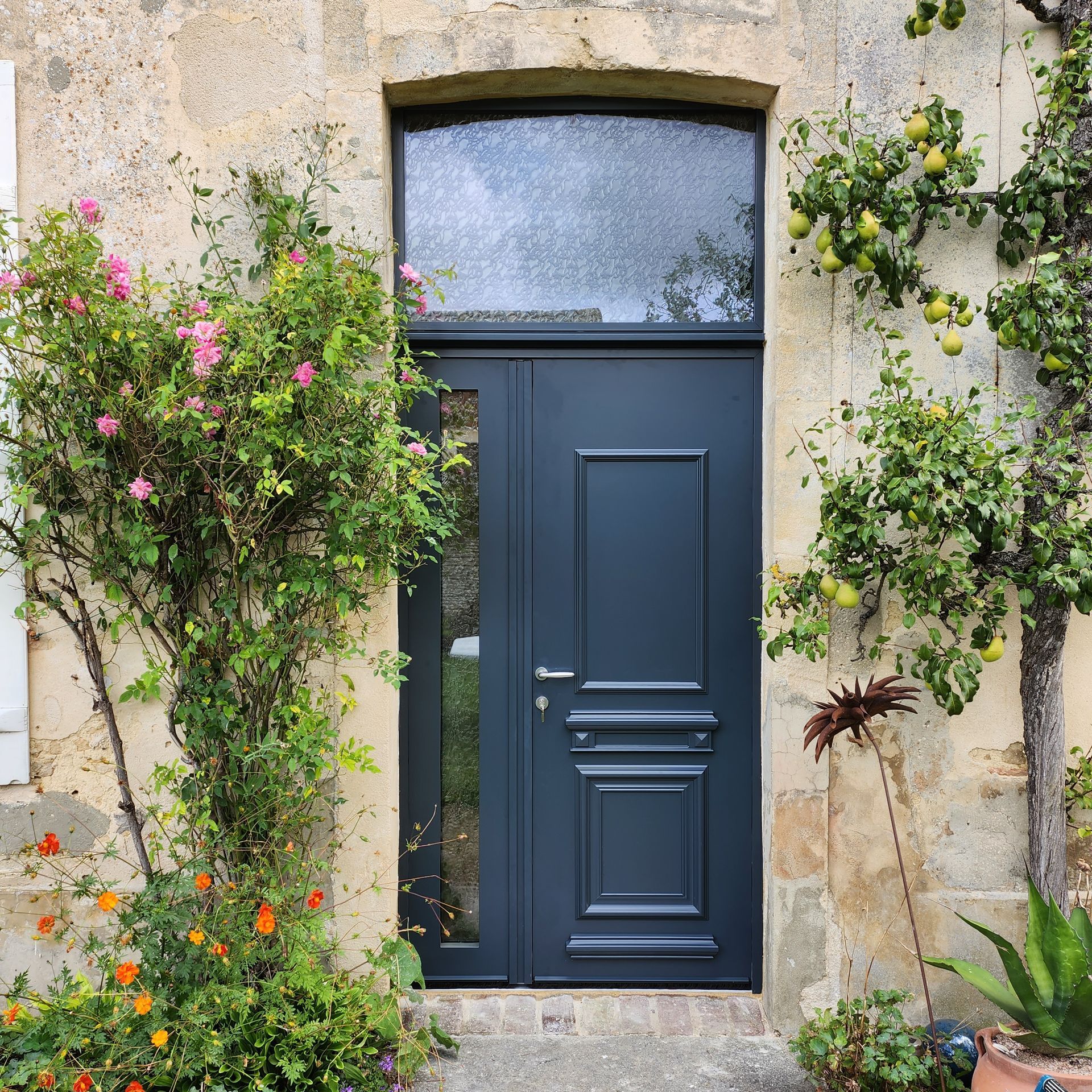 Porte d'entrée de couleur gris foncé