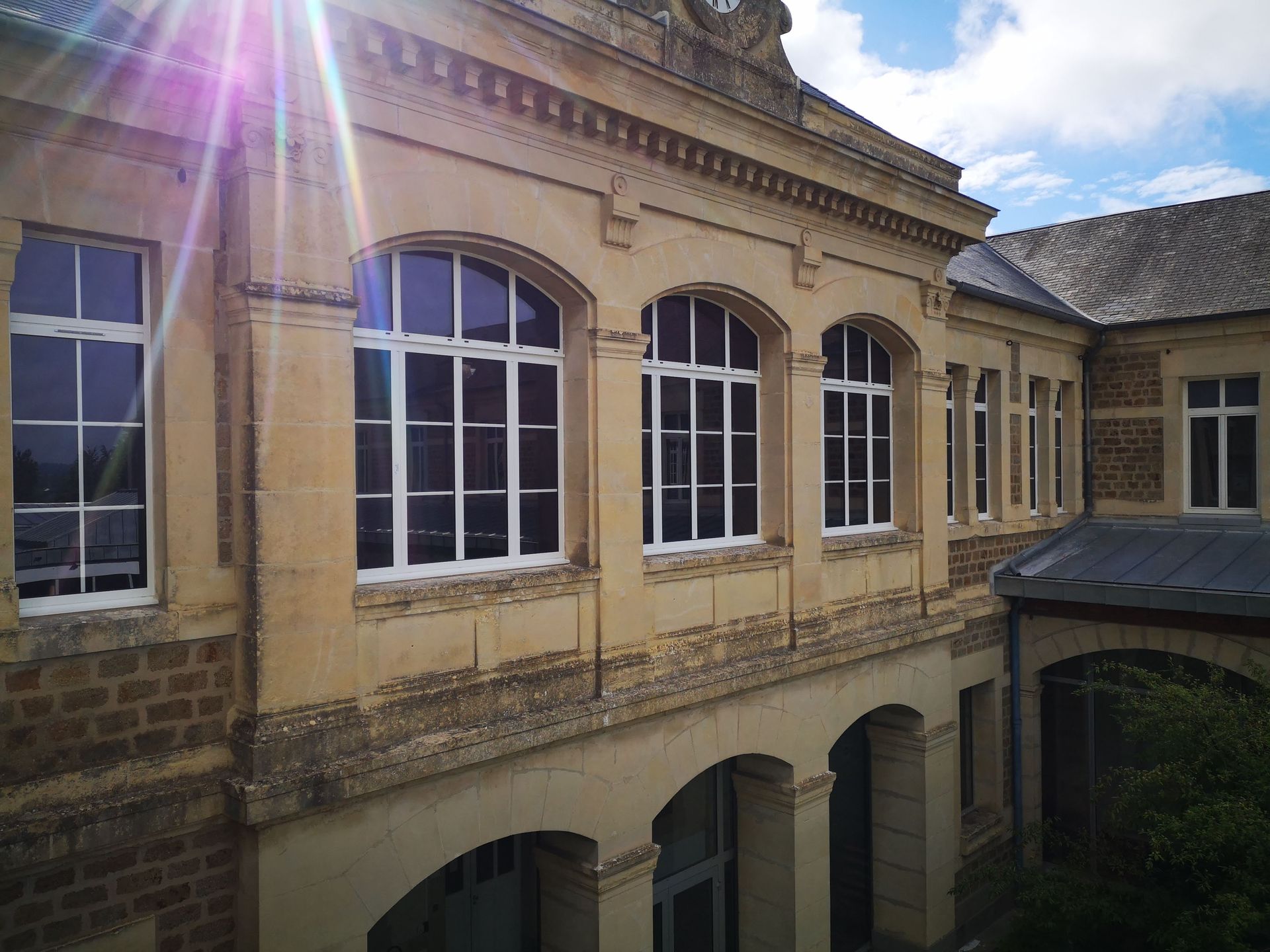 Façade d'un ancien établissement