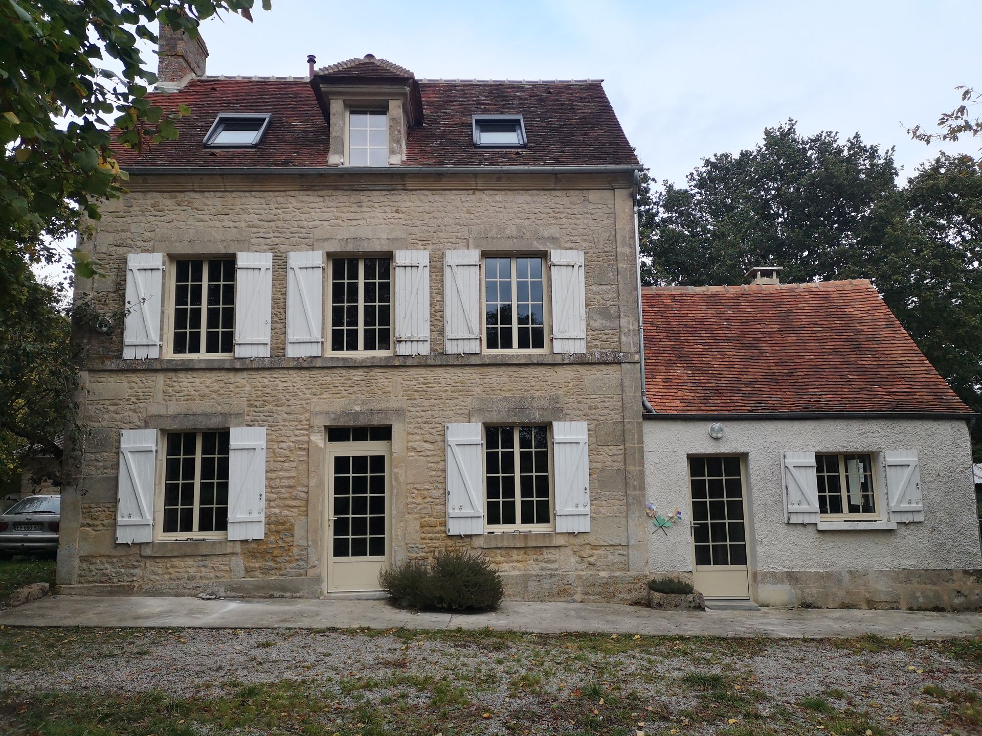 Façade de vielle maison en pierre apparente