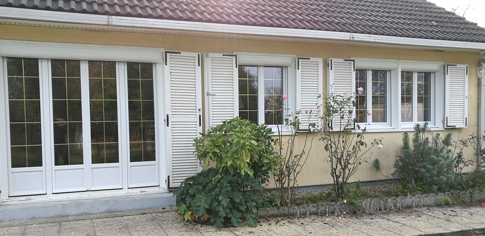 Façade de maison avec des pierres apparentes