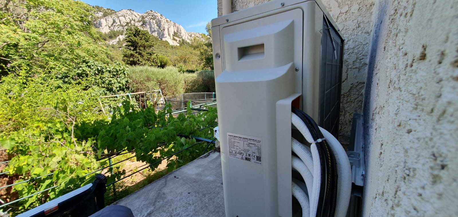 Pompe à chaleur installée à l'extérieur d'une habitation