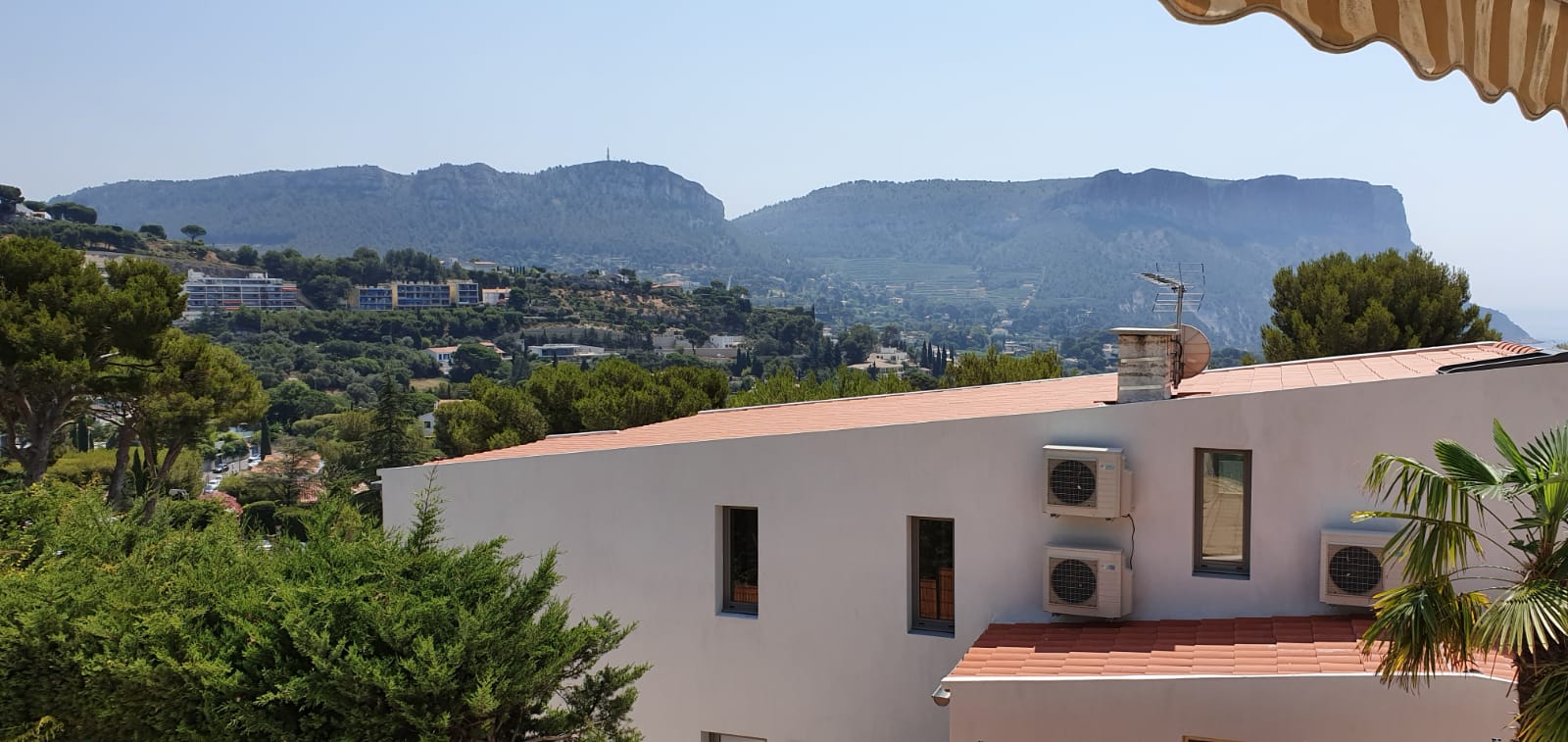Vue sur le toit d'une maison