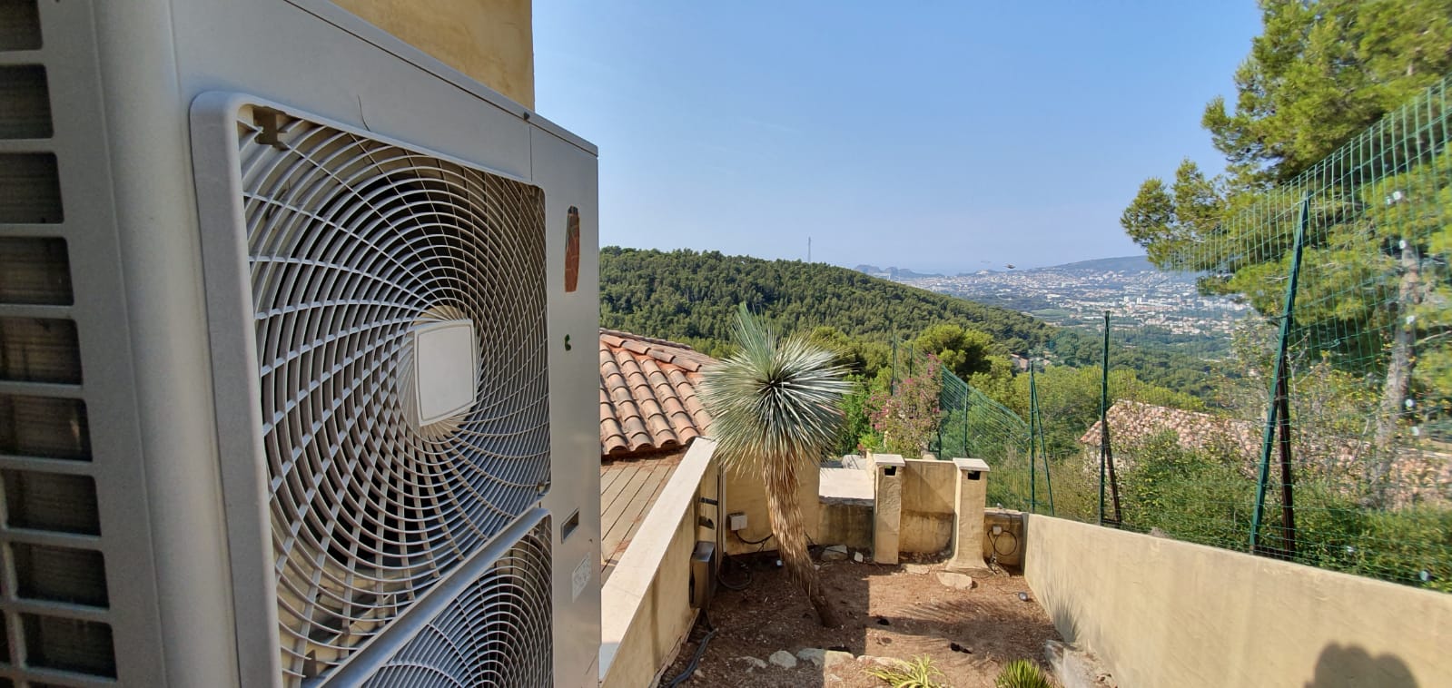 Climatiseur installé à l'extérieur dans une cour