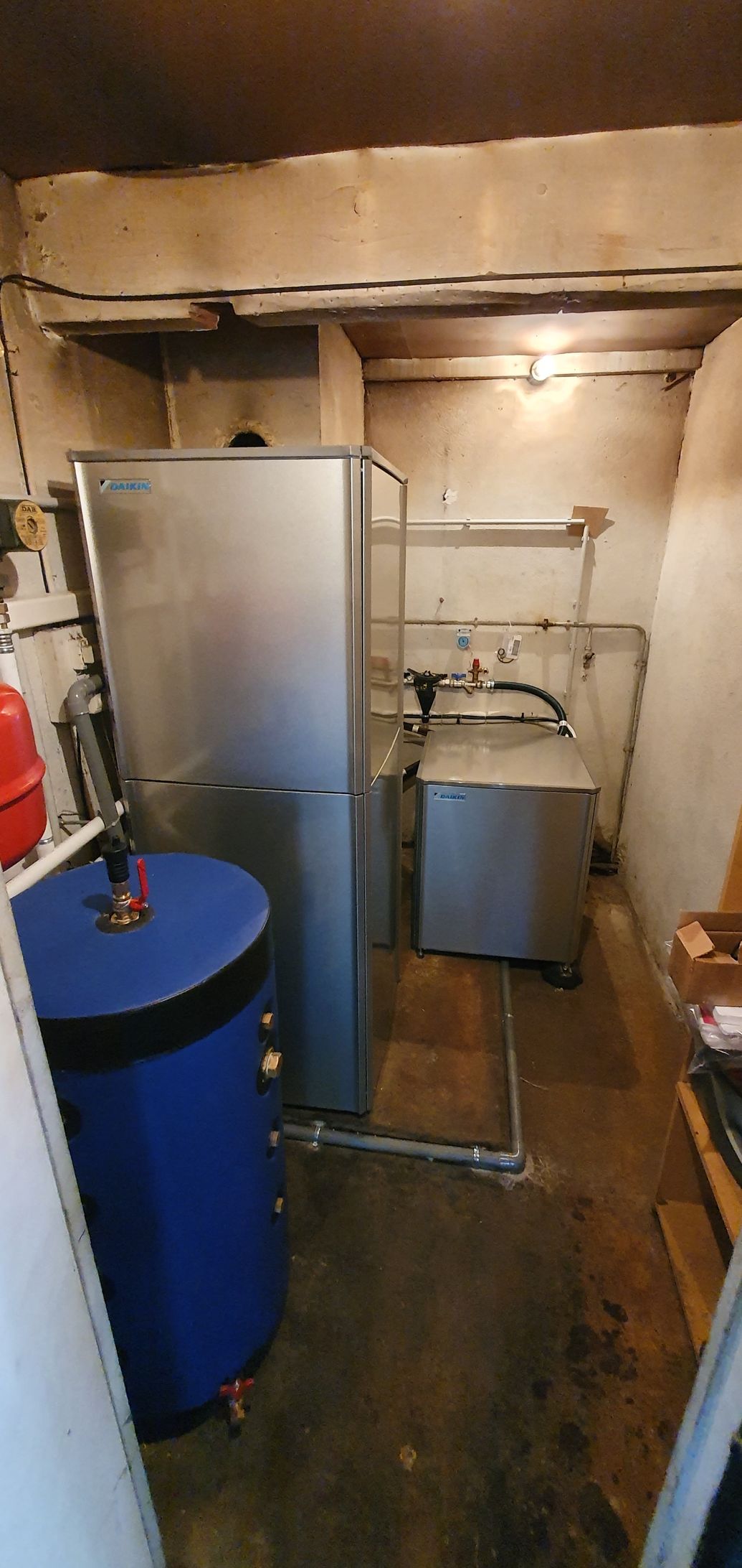 Chaudière pompe à chaleur bleu installé dans une buanderie cellier