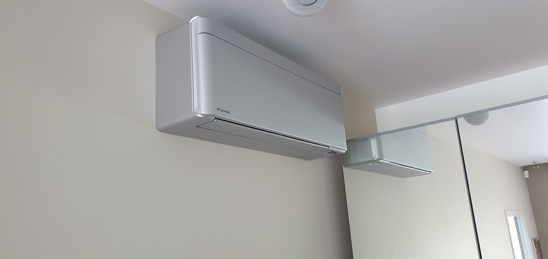 Climatiseur de couleur grise fixé au mur