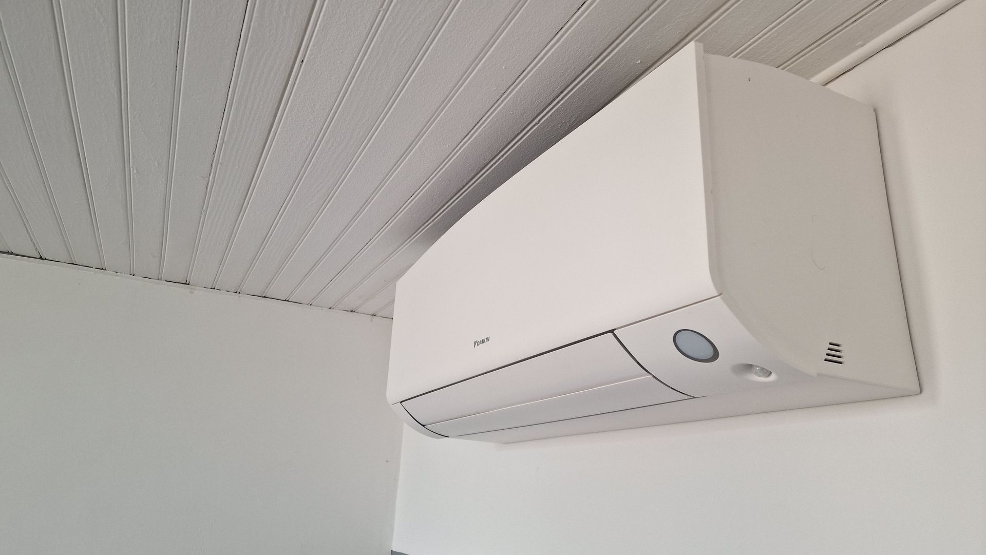 Climatiseur blanc Daikin fixé au mur