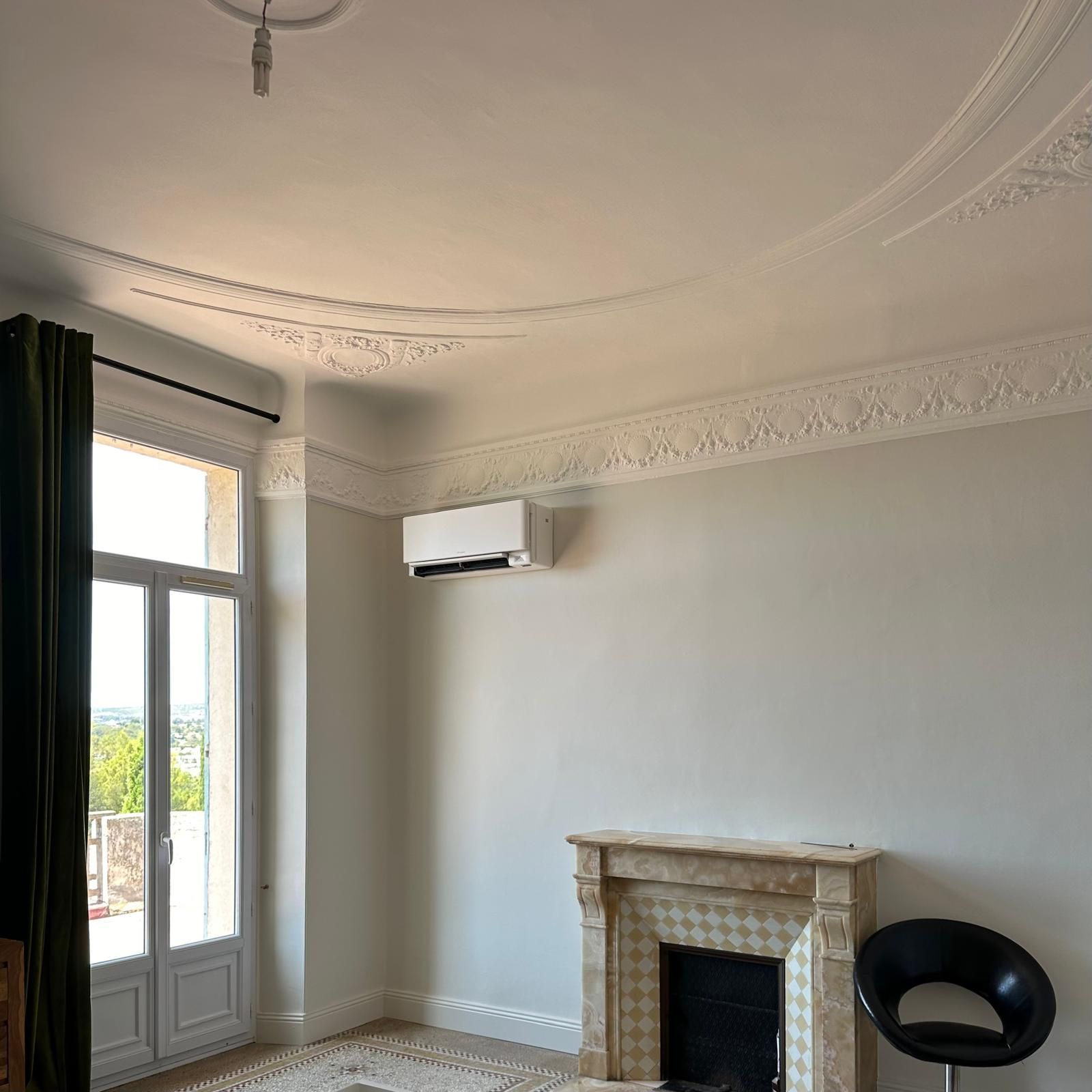 Climatiseur mural dans un salon