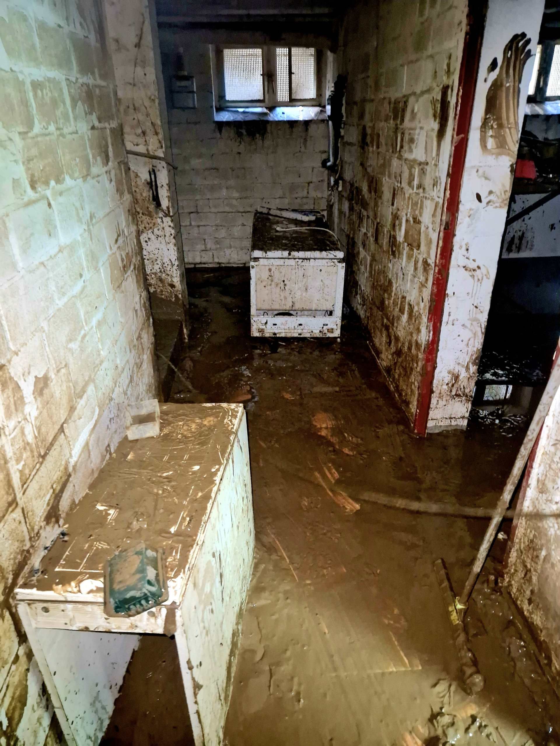 Ein vom Wetter gefluteter Keller wird ausgepumpt