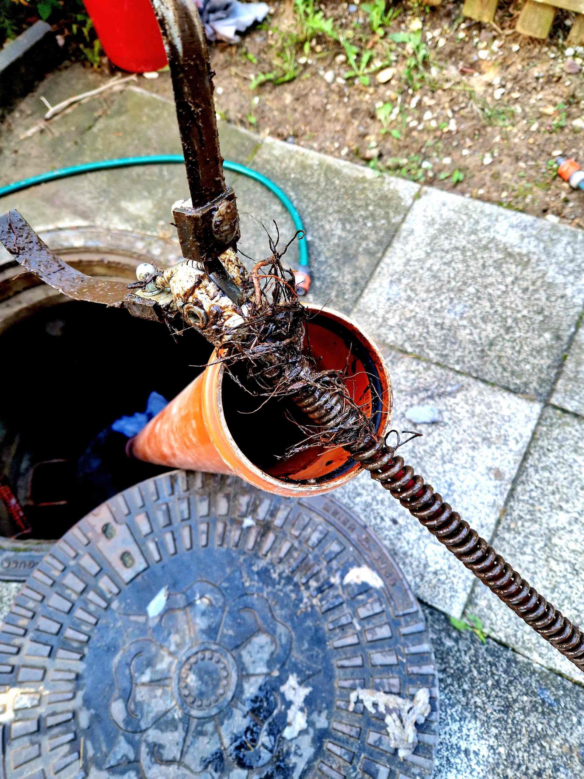 Ein dreckiges Rohr wird saubergemacht