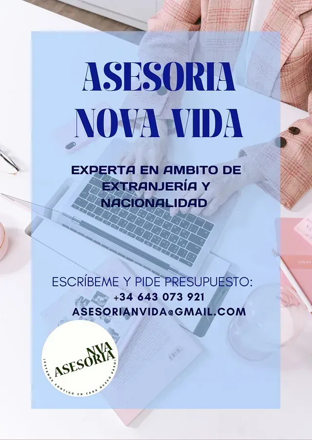 Una persona está sentada en un escritorio con una computadora portátil encima.