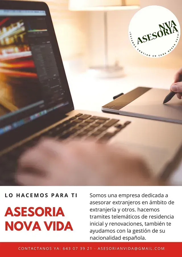 Una persona está escribiendo en una tableta gráfica frente a una computadora portátil.