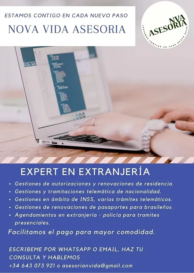 Una persona está escribiendo en una computadora portátil.