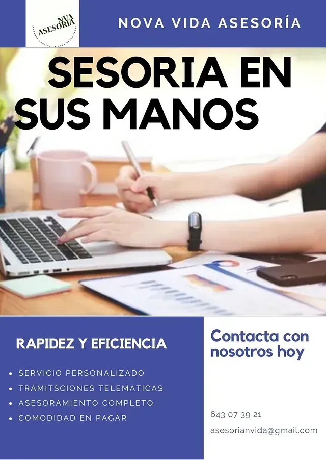 Una mujer está sentada en un escritorio utilizando una computadora portátil.