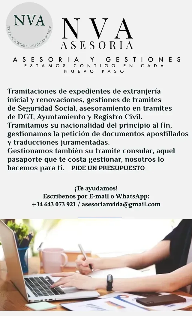 Una persona está sentada en una mesa con una computadora portátil y una taza de café.