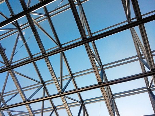 Stahlträger unter blauen Himmel
