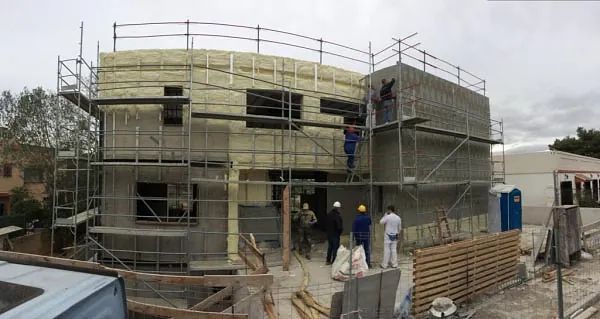 Se está construyendo un gran edificio con andamios a su alrededor.