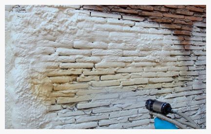 Se está pintando una pared de ladrillos de color blanco y marrón.