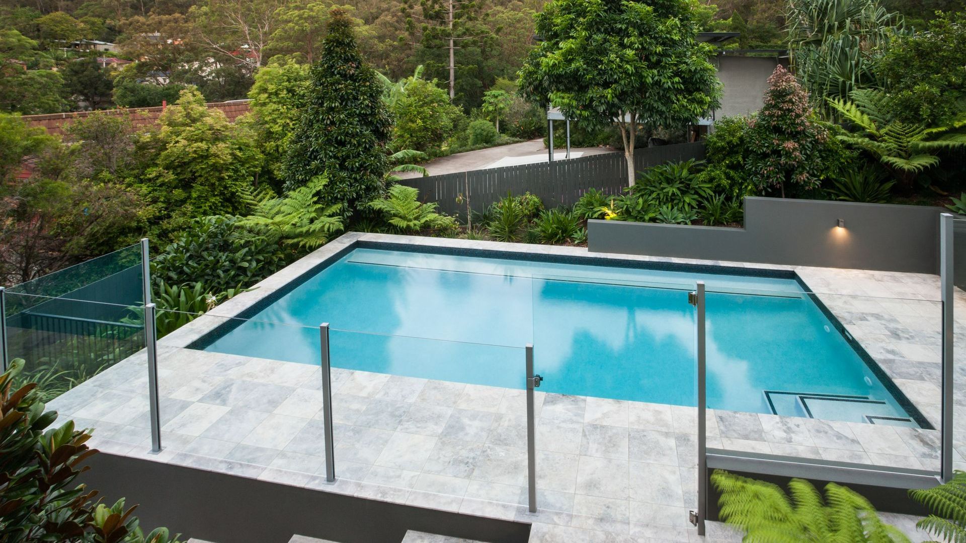 Piscine avec terrase en carrelage gris