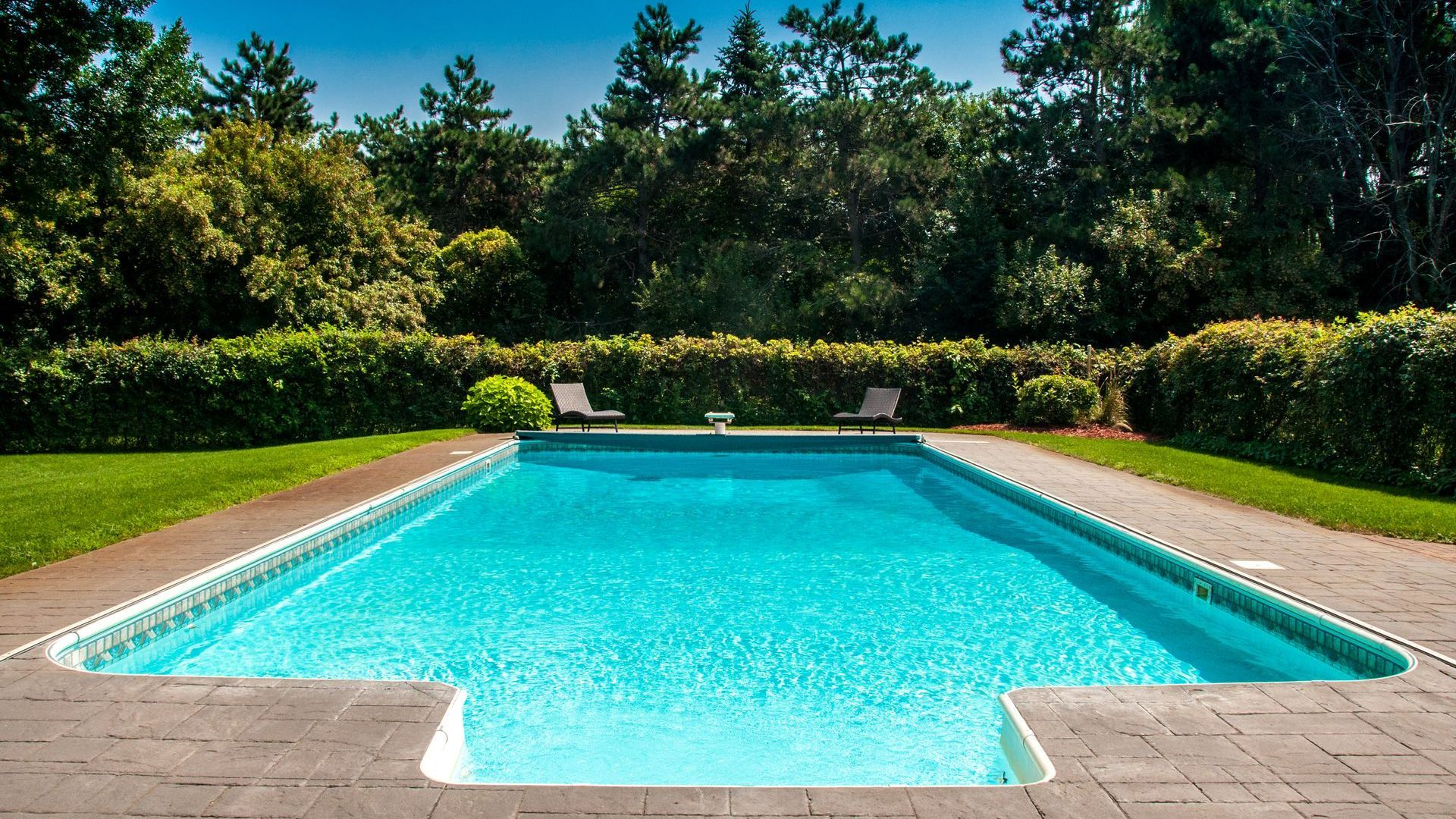 Piscine avec terrasse en carrelage