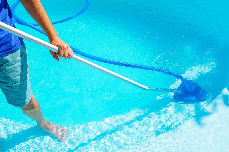 Nettoyage de piscine en cours