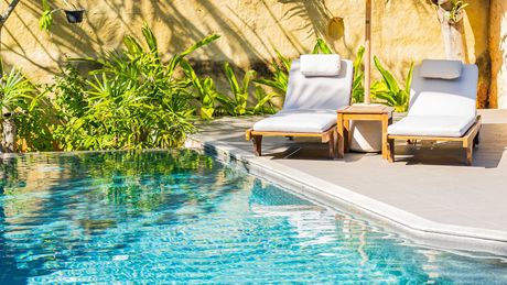 Deux transats bordure de piscine