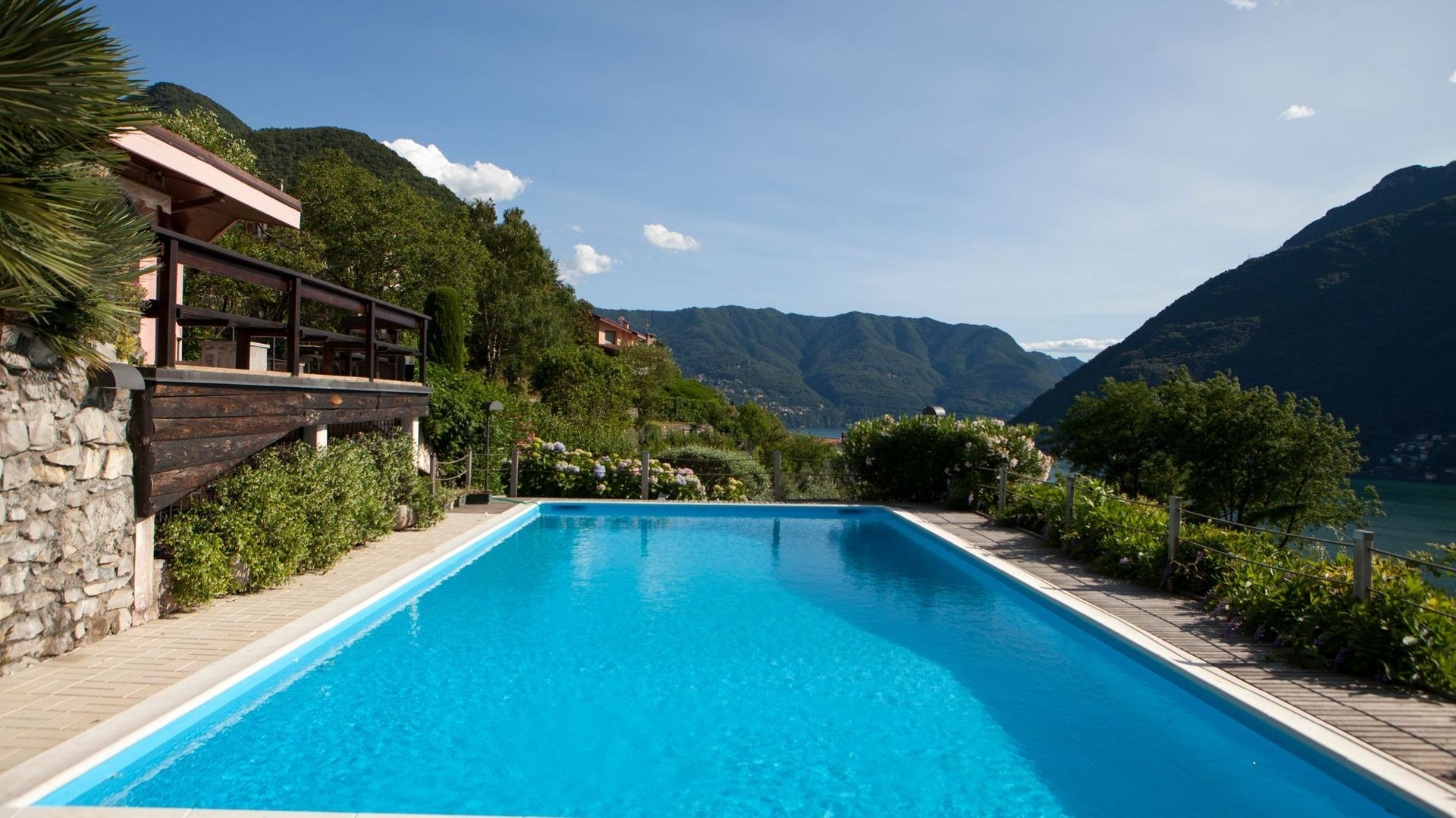 Piscine avec vue sur les montagnes