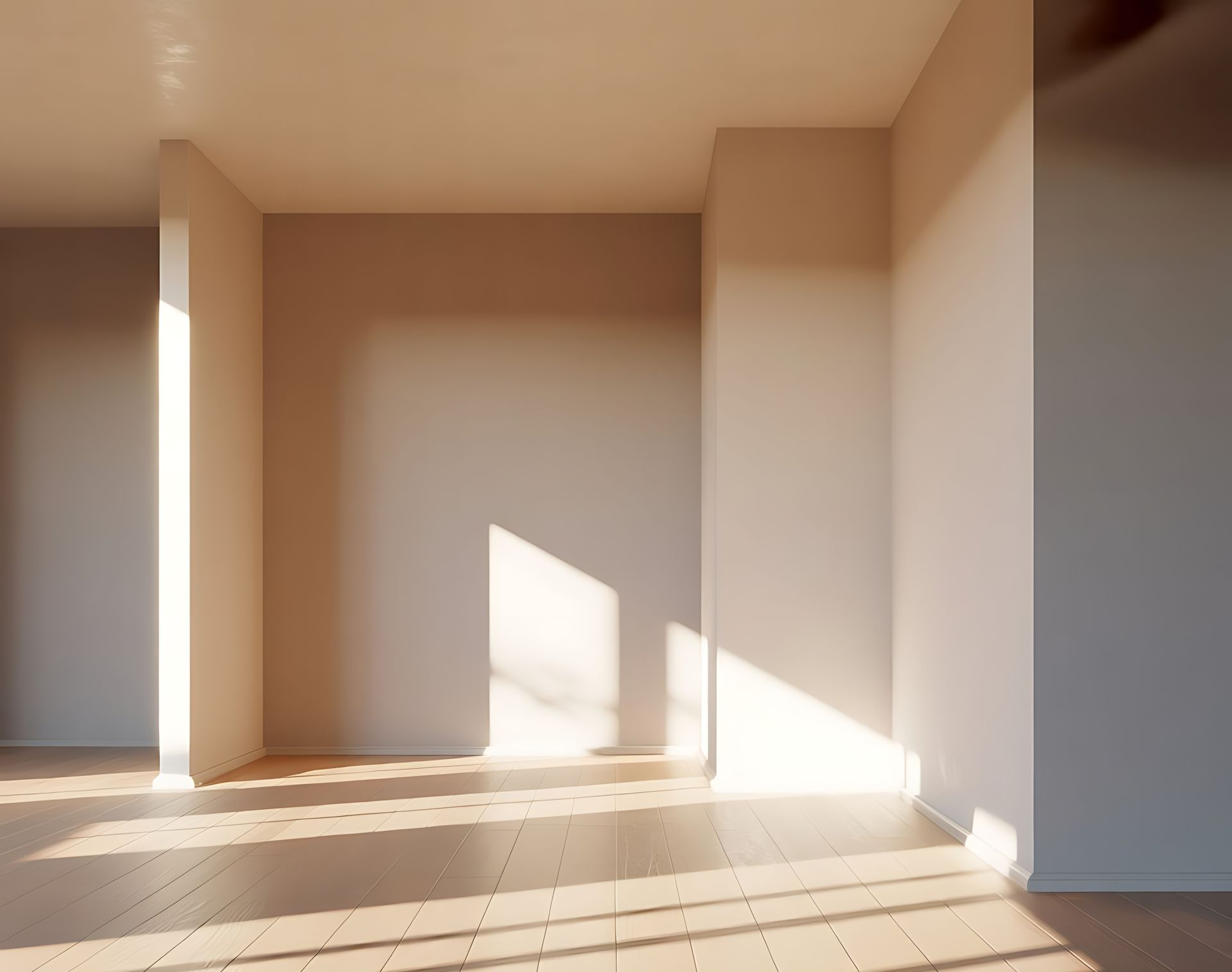 Pièce vide où la lumière du soleil filtre à travers les portes, projetant des ombres sur le parquet.