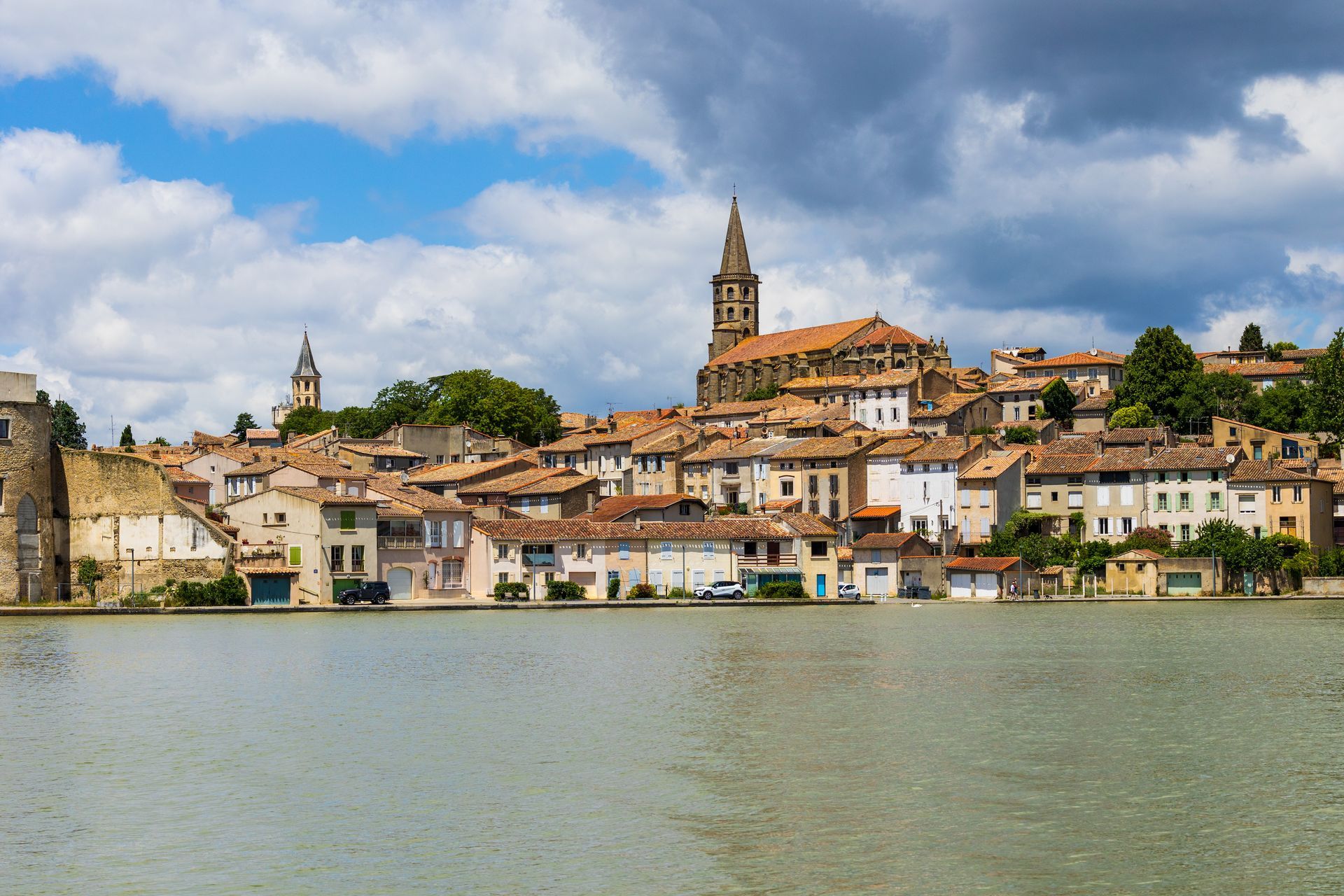 Vue de Castelnaudary sur le canal du midi, église et maisons en arrière plan