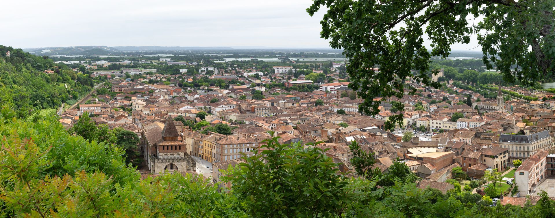 Moissac et vue sur les toits de maisons et de bâtiments sous un ciel nuageux
