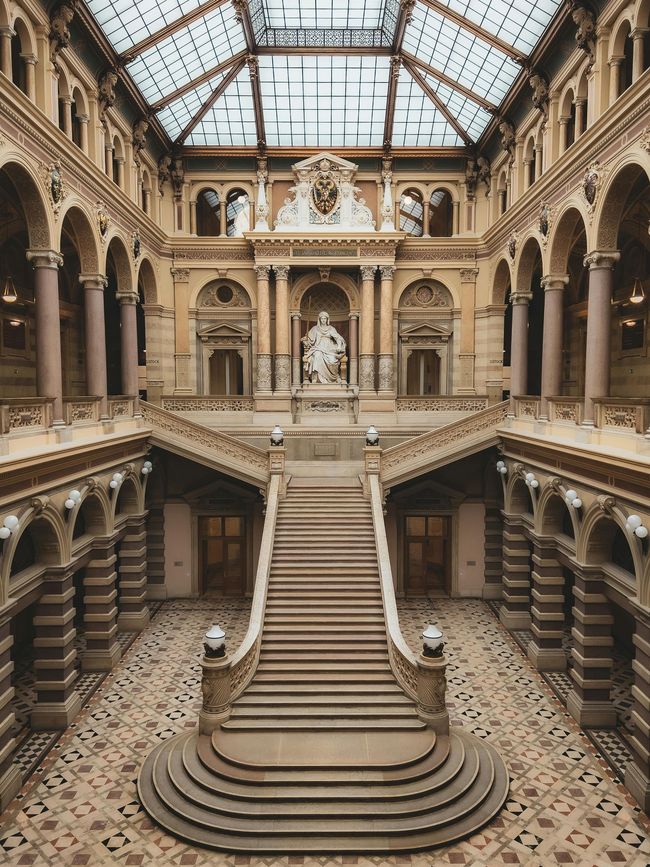 Un edificio grande con escaleras que conducen a la cima.