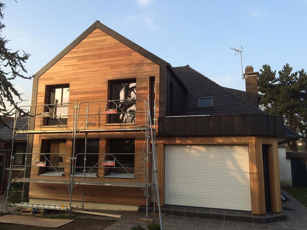 Couverture en tuiles sur une maison en bois