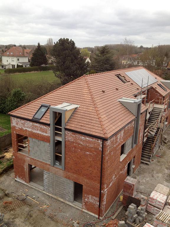 Couverture en tuiles d'une maison pendant un chantier