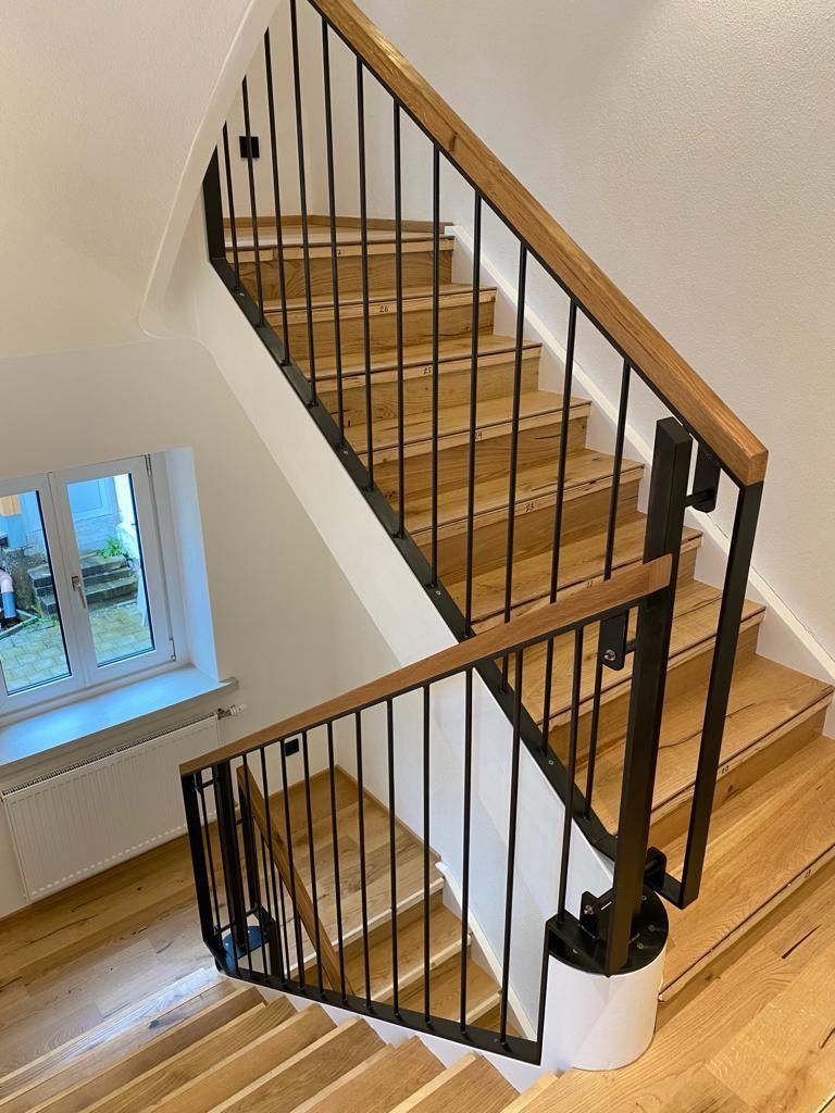 Holztreppe mit Metallgeländr