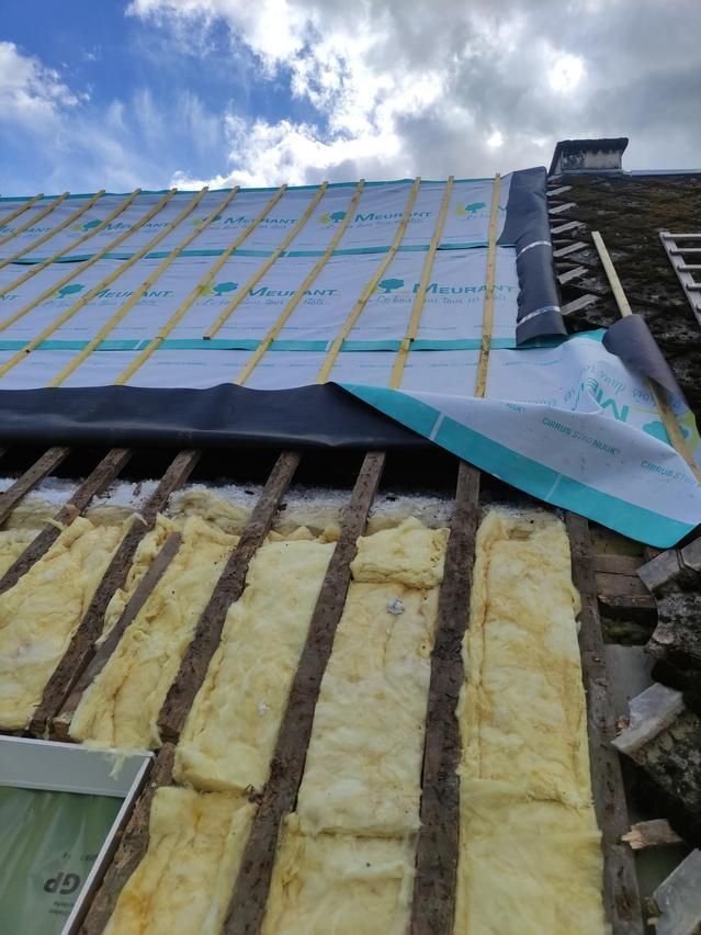 Appareil photo noir vintage posé sur un clavier de piano avec un éclairage chaleureux.