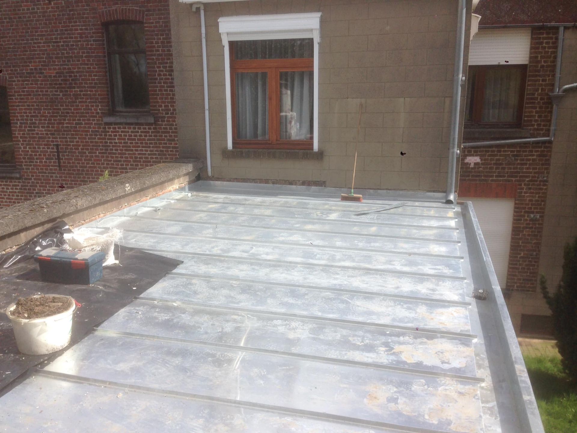 Appareil photo noir vintage posé sur un clavier de piano avec un éclairage chaleureux.