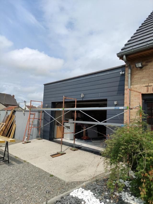 Gros plan sur un objectif d'appareil photo vintage avec une faible profondeur de champ, un éclairage chaud et un arrière-plan flou.