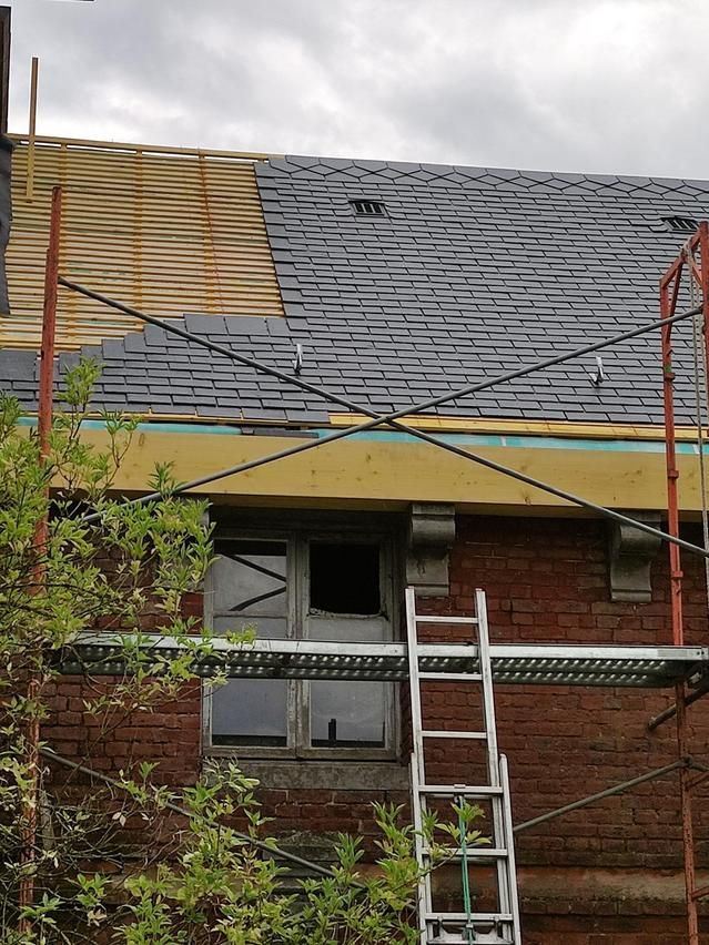 Appareil photo noir vintage posé sur un clavier de piano avec un éclairage chaleureux.