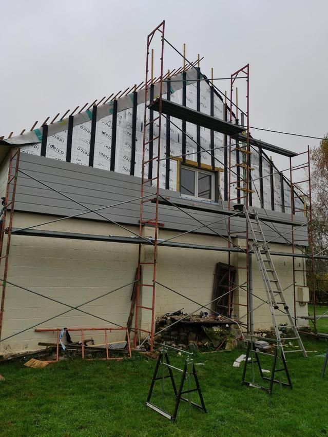 Appareil photo noir vintage posé sur un clavier de piano avec un éclairage chaleureux.