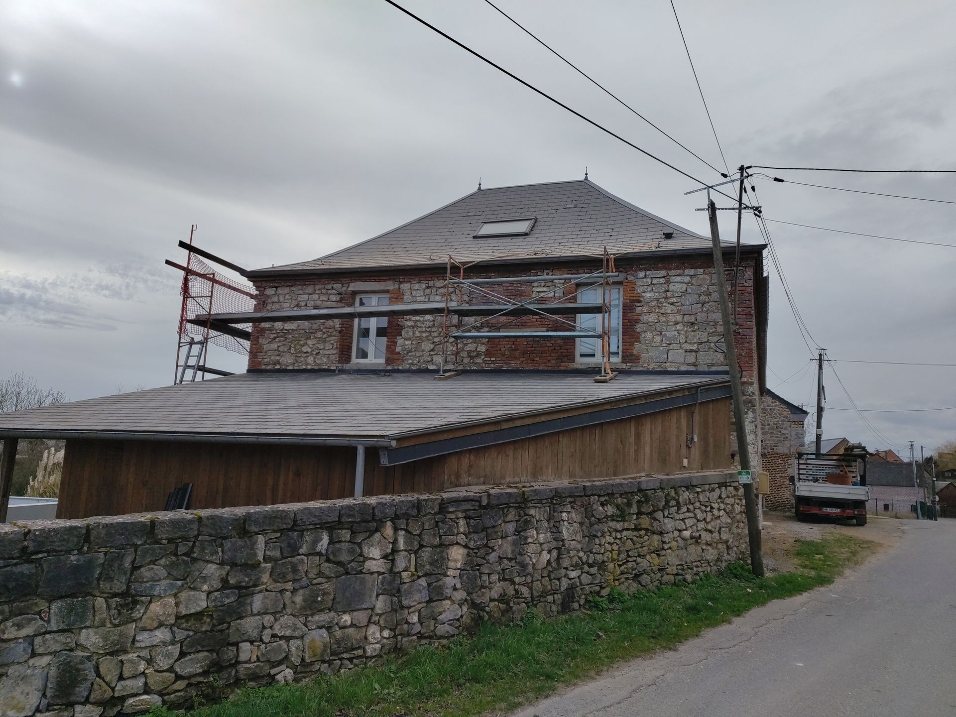 Appareil photo noir vintage posé sur un clavier de piano avec un éclairage chaleureux.