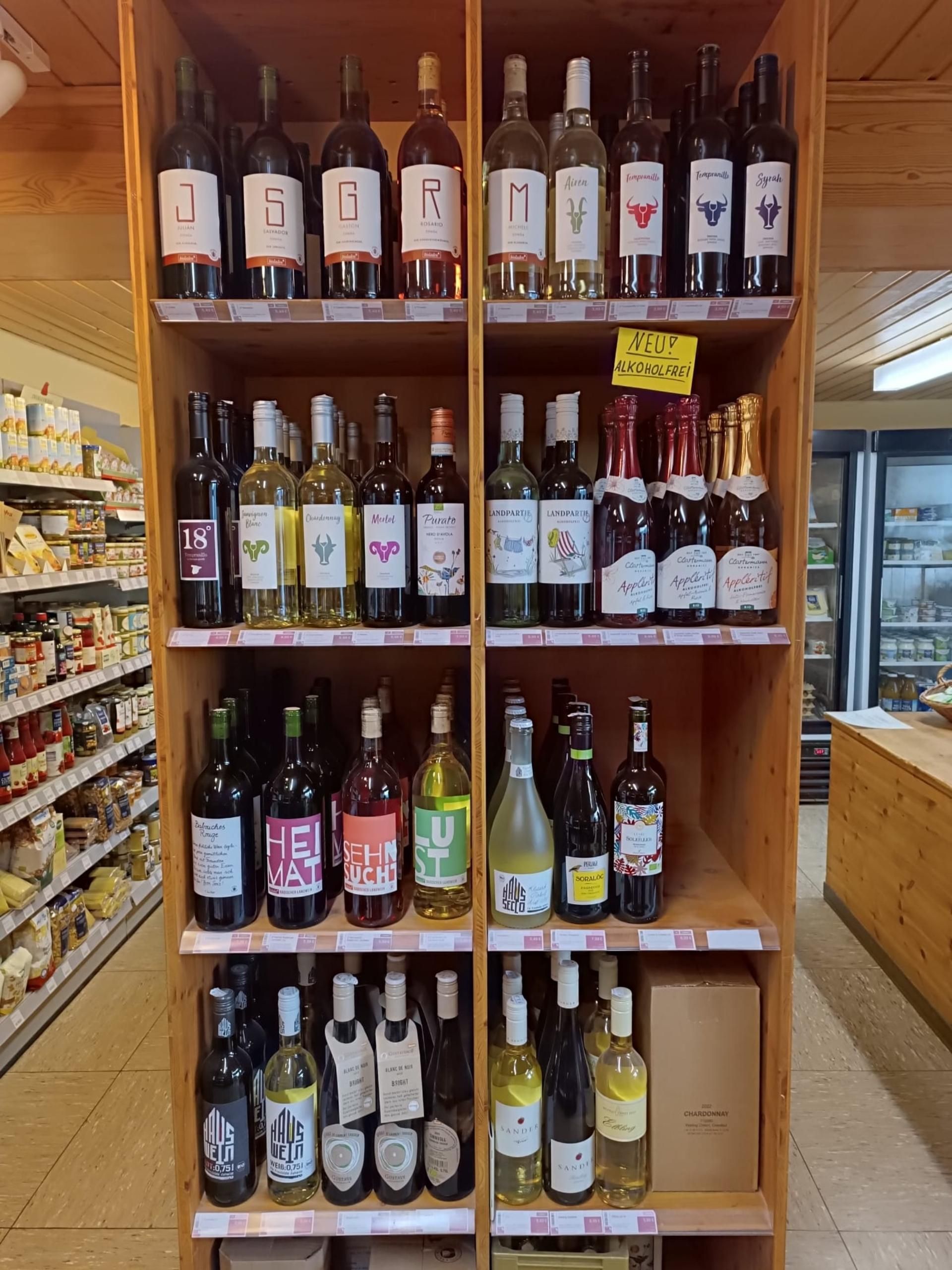 Ein Regal voller Weinflaschen in einem Geschäft.