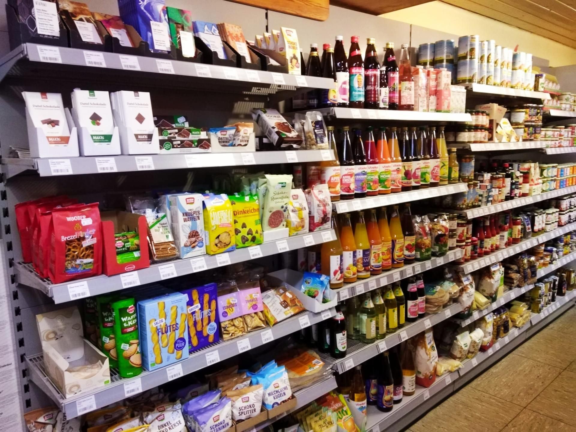 Ein Gang im Supermarkt, der mit viel Essen und Getränken gefüllt ist.