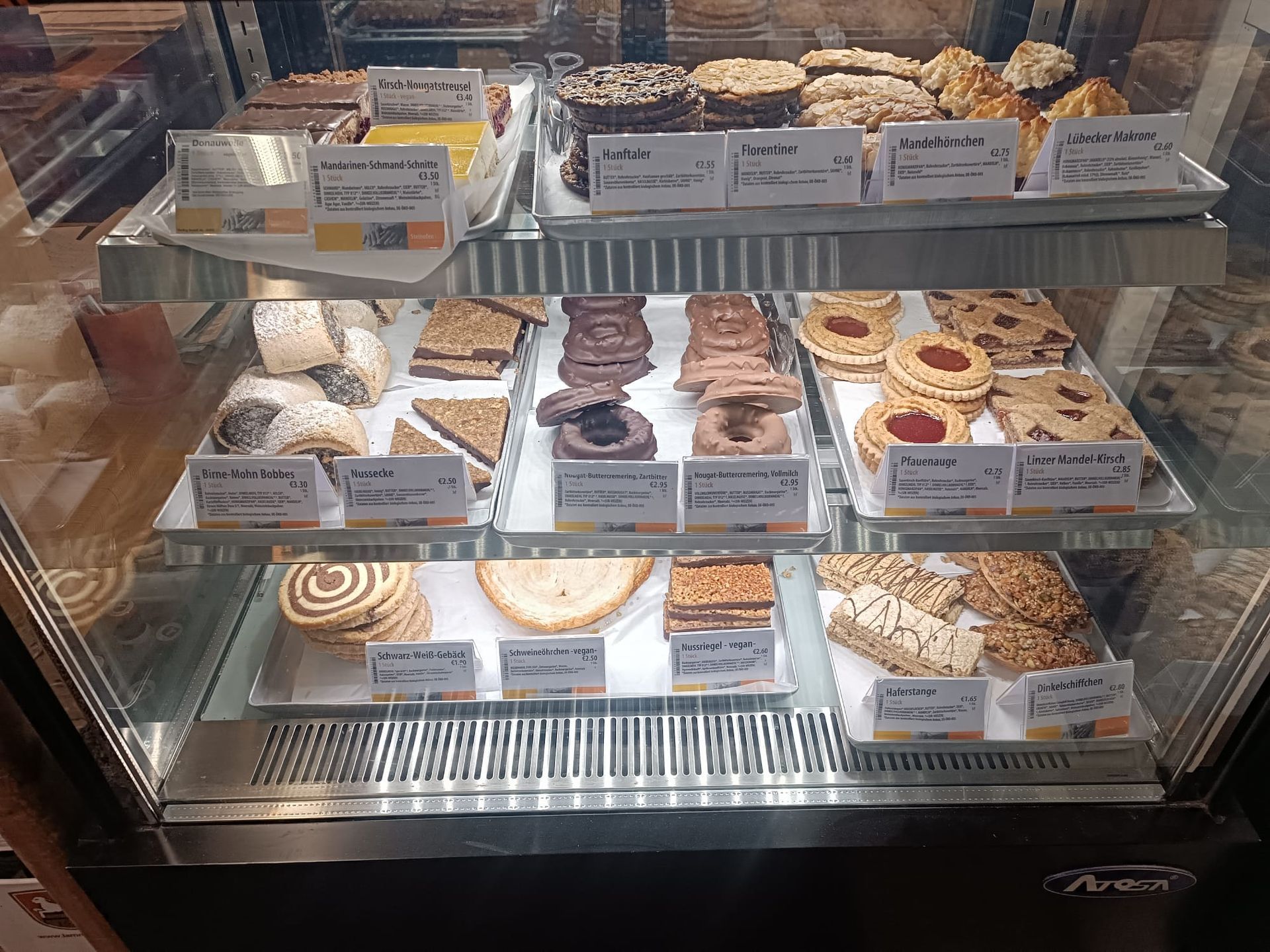 Eine Vitrine voller Körbe mit Brot und Gebäck in einer Bäckerei.