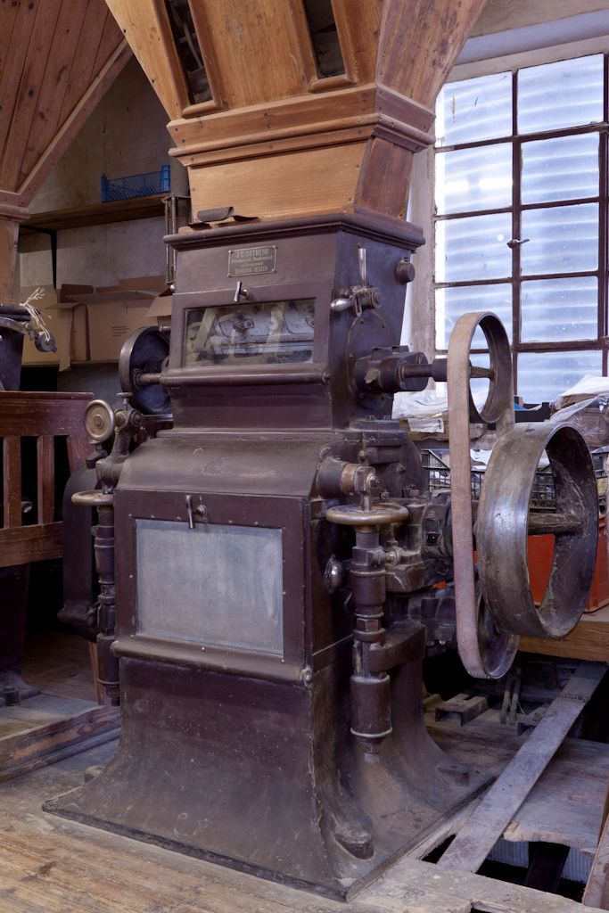 Drei Schüsseln mit verschiedenen Mehlsorten und Löffel auf einem Tisch.