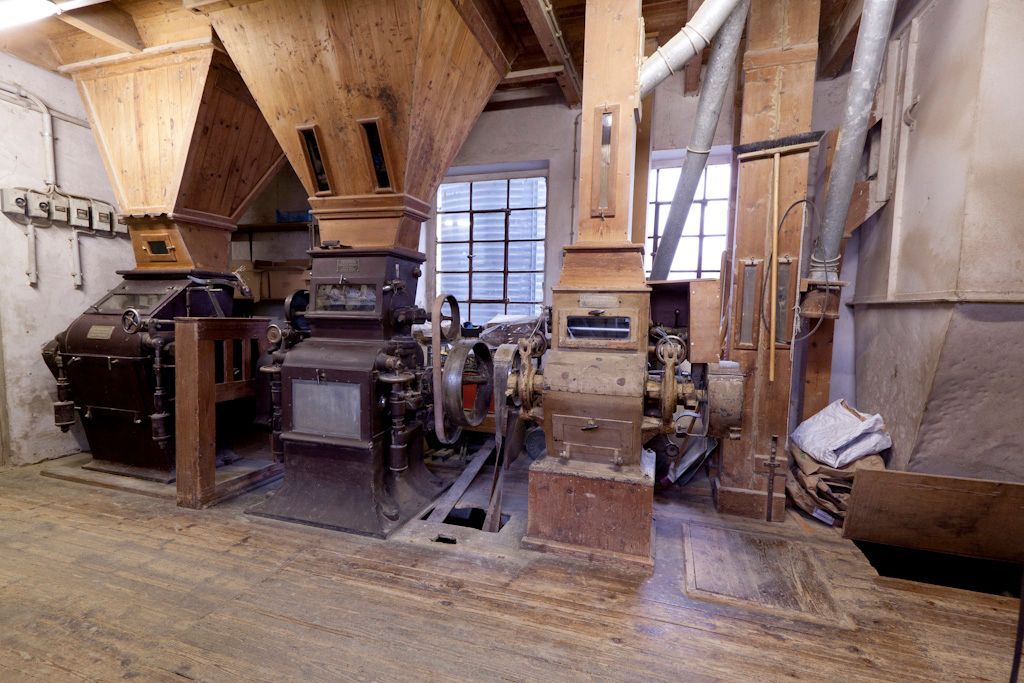 Eine Vitrine voller Körbe mit Brot und Gebäck in einer Bäckerei.