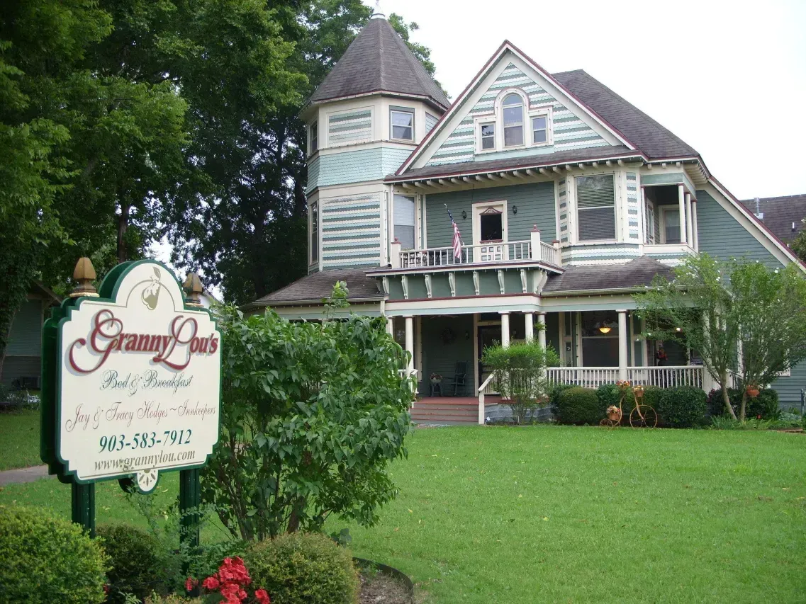 A sign in front of a house that says granny lou 's