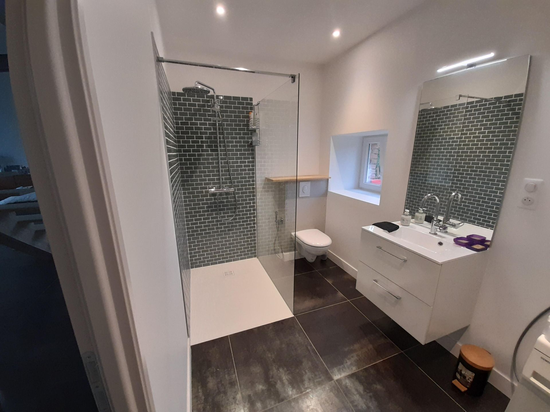 Photo d'une salle de bains rénovée entièrement